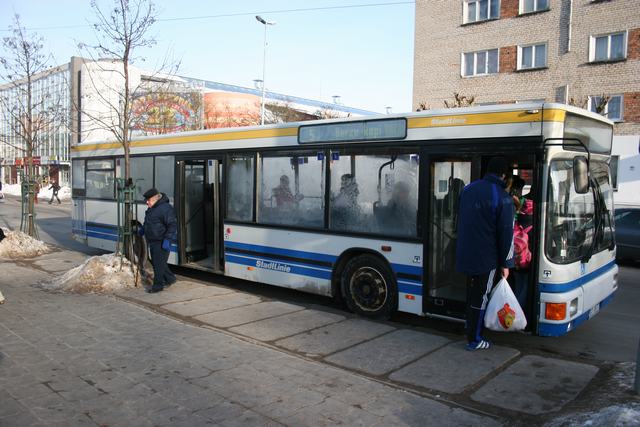 Автопарк распродал малые автобусы, оставшиеся на улицах курсируют почти пустыми