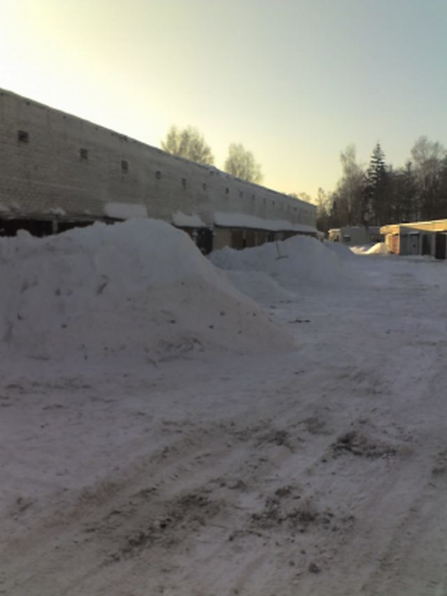 8778: Гаражи утопают в снегу