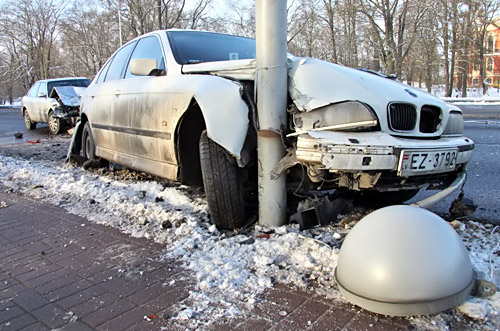Audi врезалась в стоящий BMW