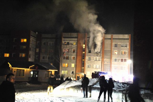 При пожаре в пятиэтажке пострадал мужчина, выпрыгнувший из окна 4‑го этажа