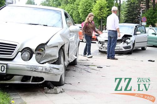 В столкновении двух авто пострадала женщина‑пешеход