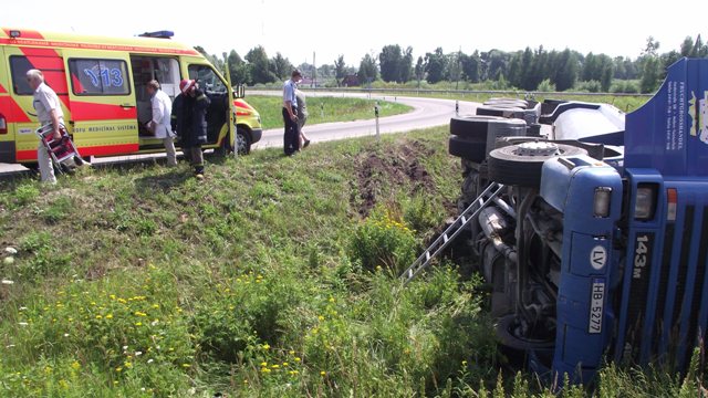 На шоссе Елгава‑Рига опрокинулся грузовик с углем