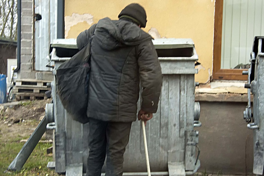 В Елгаве забили до смерти трех бомжей; полиция эти случаи воедино не связывает