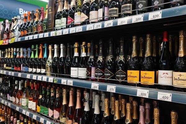 С 1 августа меняются правила продажи алкоголя в Латвии: как будет по‑новому?