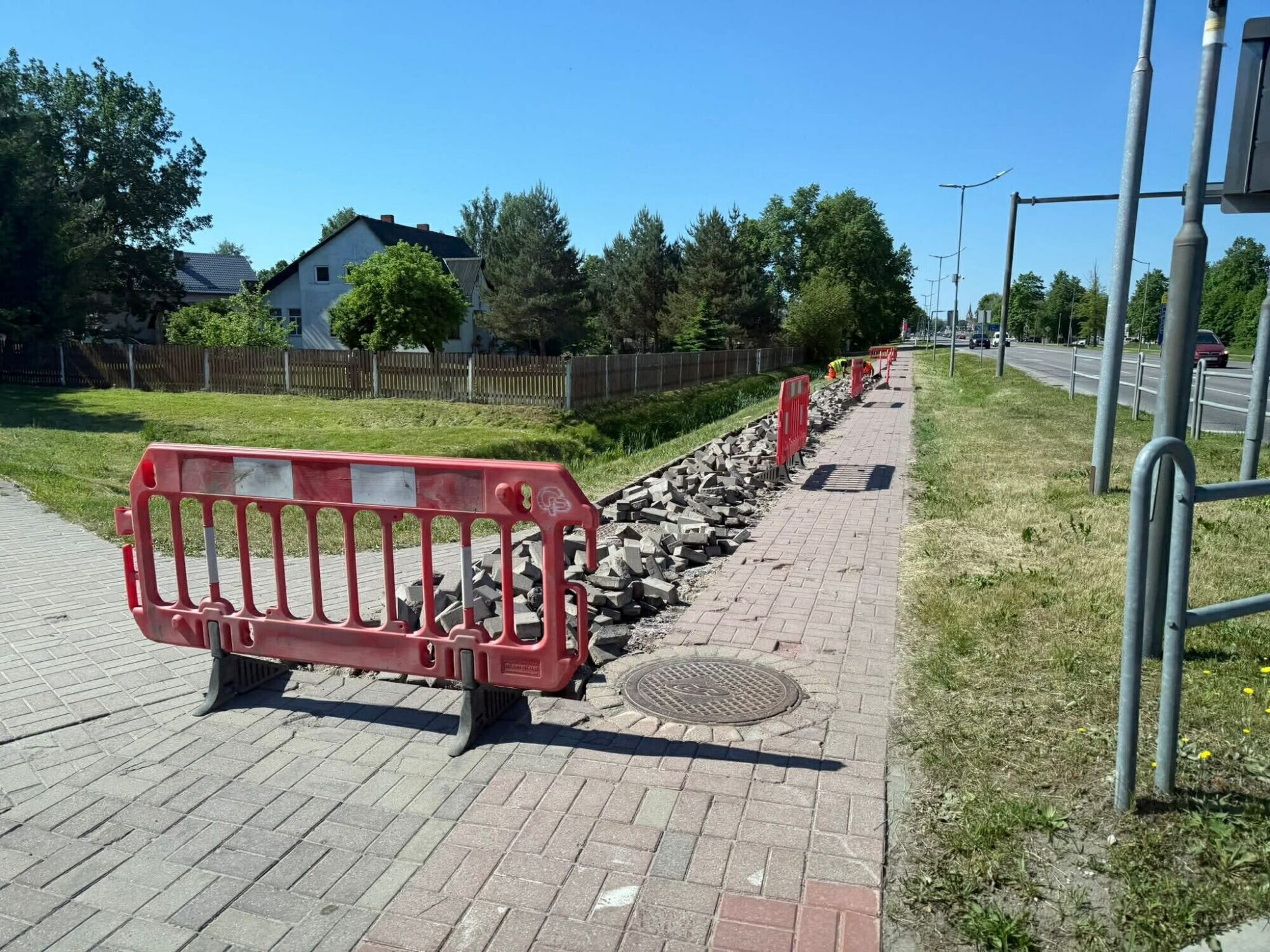 На ул. Ригас начат гарантийный ремонт тротуара