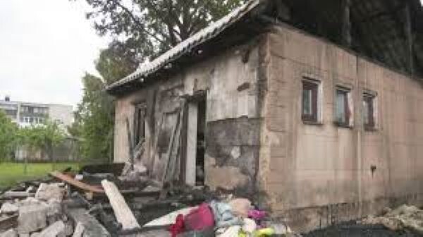 Из‑за пожара в Платонской волости семья с двумя малыми детьми осталась без жилья